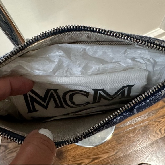 Aren Shoulder Bag in Vintage Monogram Jacquard - Picture 6 of 7